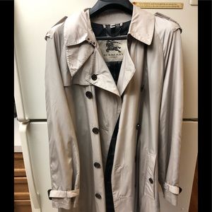 Men’s light weight Burberry trench coat